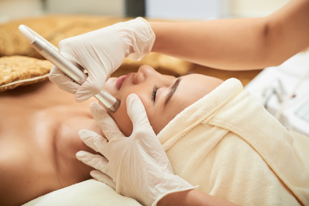 facial skin treatment using a professional skincare device
